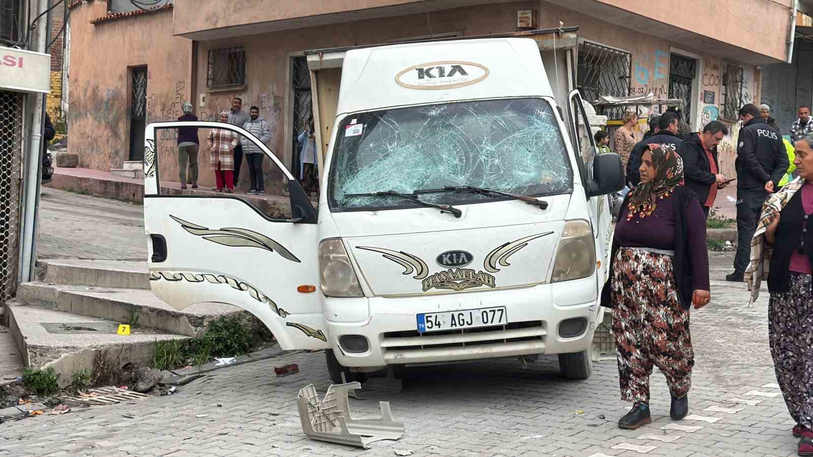 Edremit&rsquo;te alacak verecek kavgası kanlı bitti: 2 yaralı
