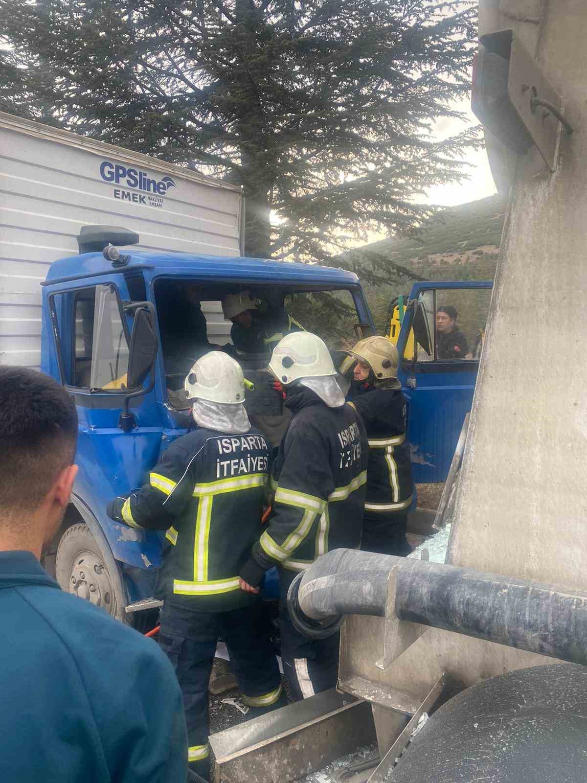 Isparta&rsquo;da kamyonet ile mikser &ccedil;arpıştı: 1 yaralı
