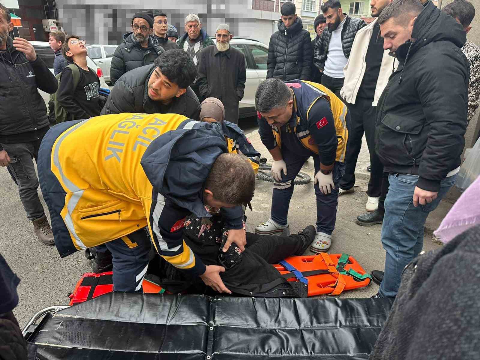 Bisikletin çarptığı kadın hastanelik oldu