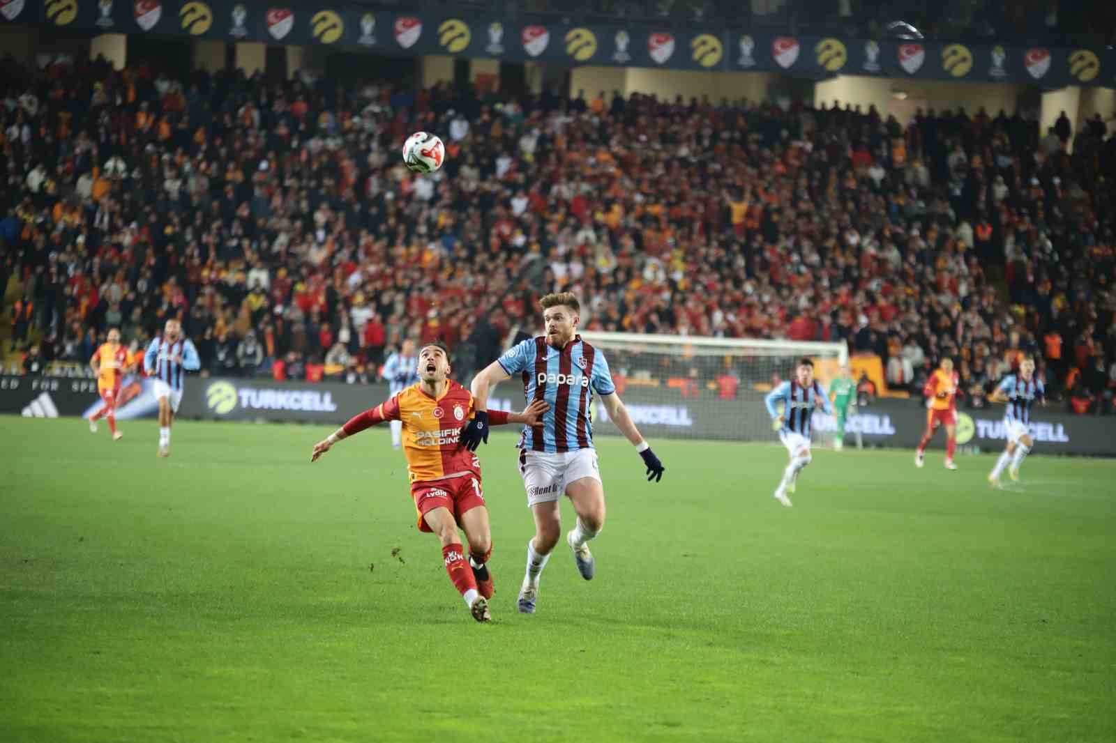 Turkcell Süper Kupa: Galatasaray: 2 - Trabzonspor: 0 (İlk yarı)