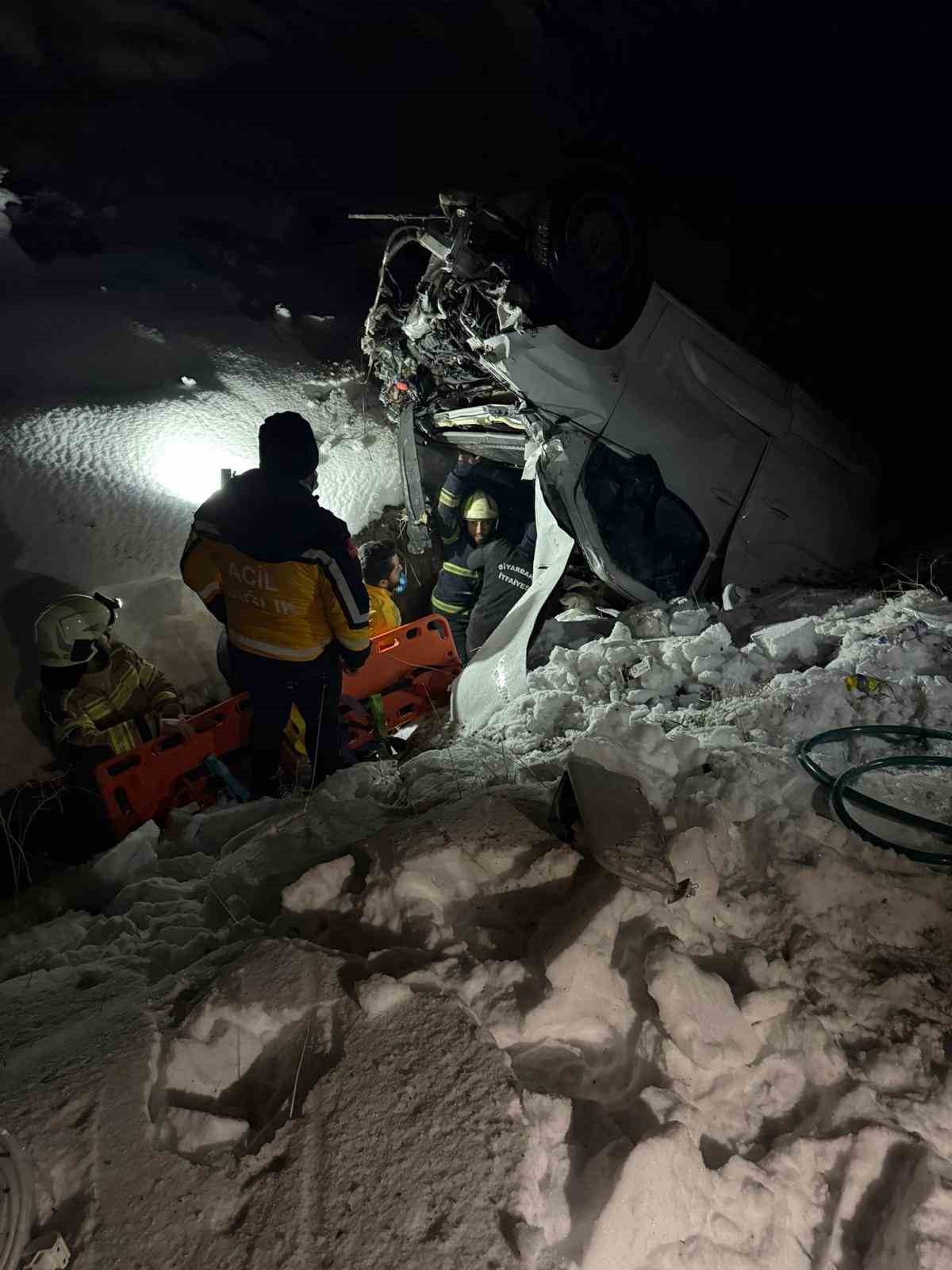 Şarampole devrilen araçta sıkışan sürücü böyle çıkartıldı