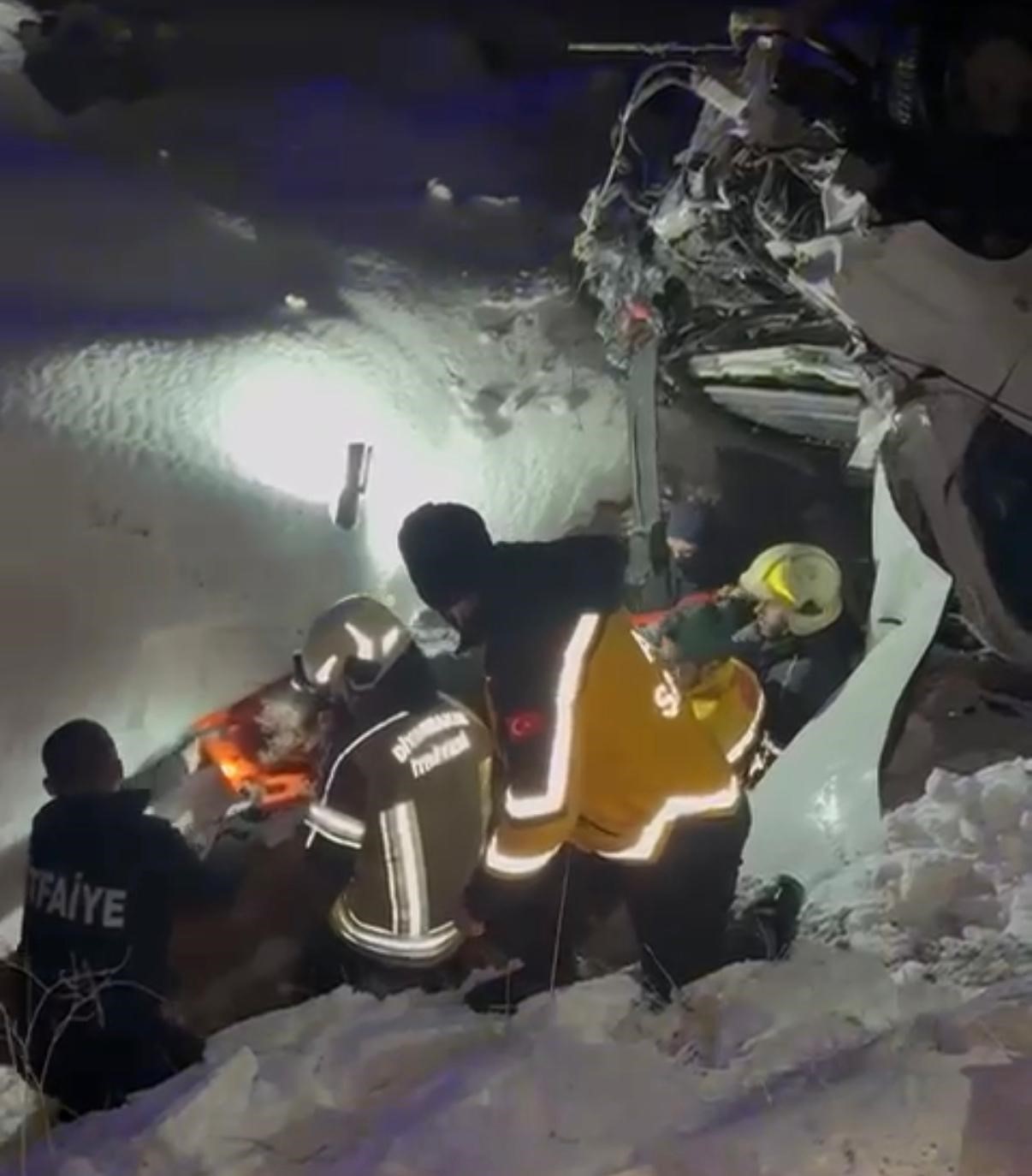 Şarampole devrilen araçta sıkışan sürücü böyle çıkartıldı