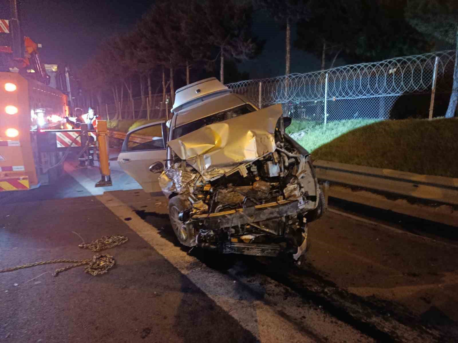 TEM Otoyolu’nda kamyonete çarpan otomobil bariyerlere çıktı: 2 yaralı