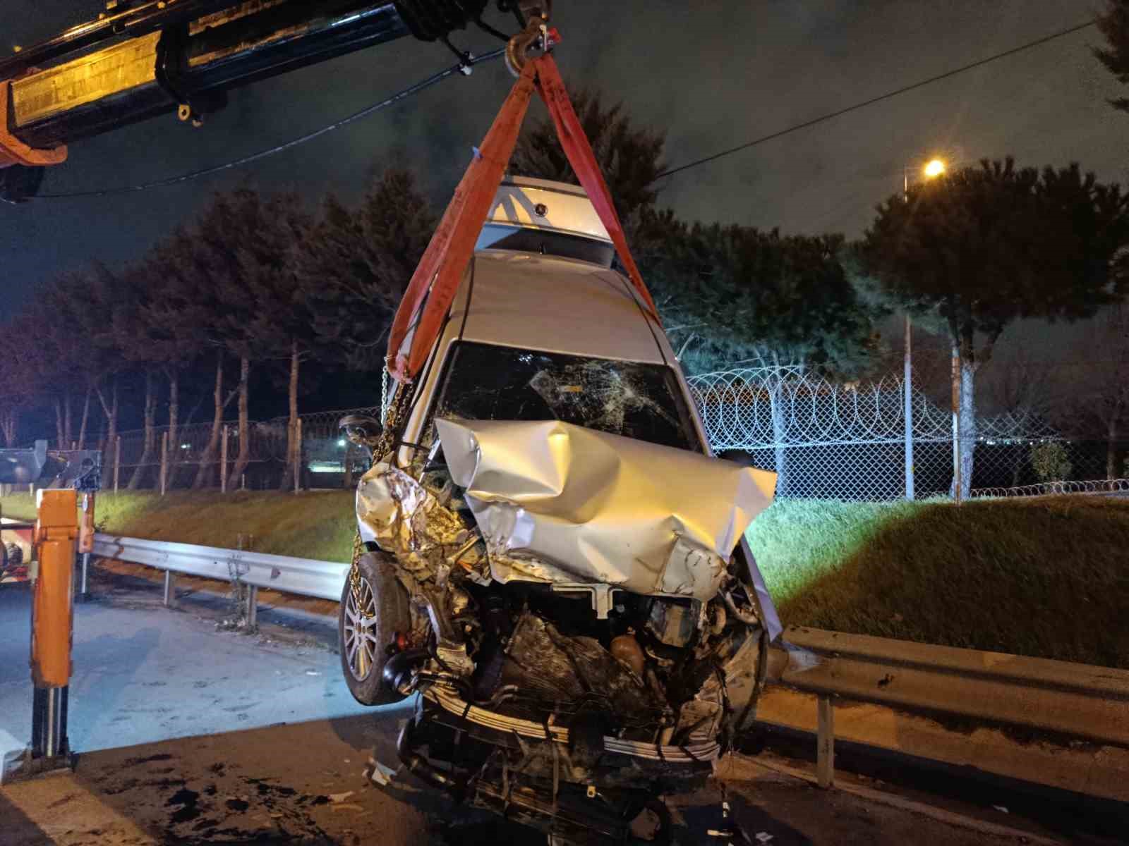 TEM Otoyolu&rsquo;nda kamyonete &ccedil;arpan otomobil bariyerlere &ccedil;ıktı: 2 yaralı
