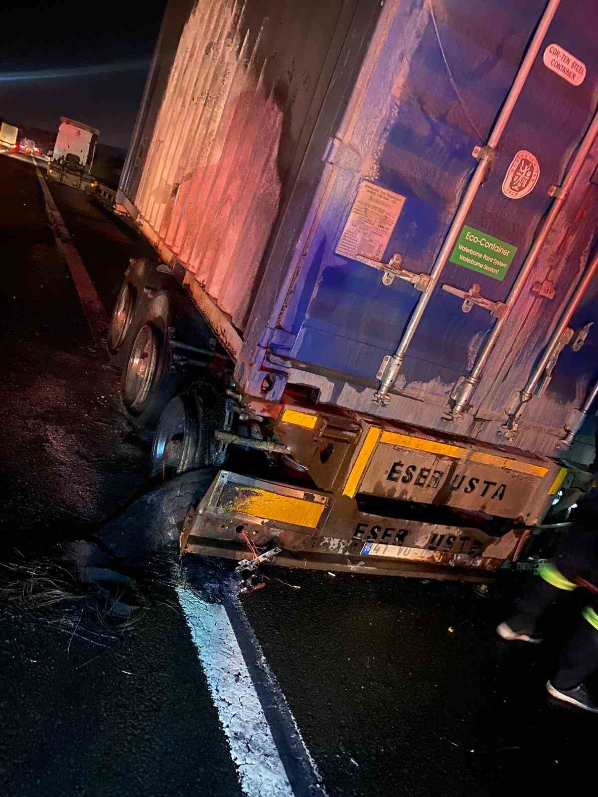 Balatalarından tutuşan tırdaki yangın kısa sürede söndürüldü