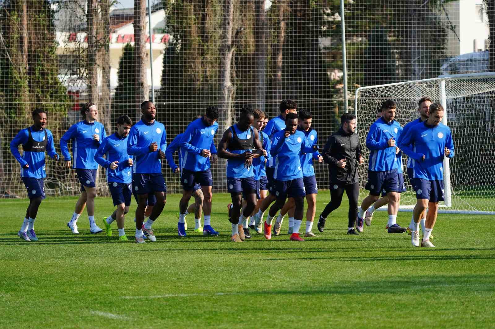 &Ccedil;aykur Rizespor 2. devre hazırlıklarını s&uuml;rd&uuml;r&uuml;yor
