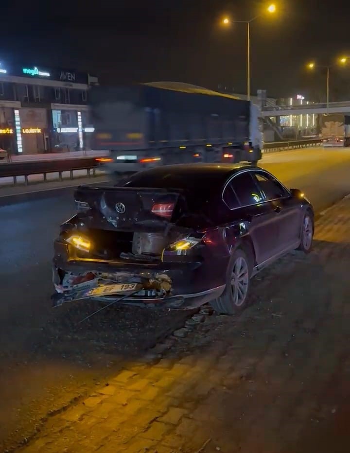 İnegöl’de otomobiller çarpıştı: 1’i çocuk 3 yaralı