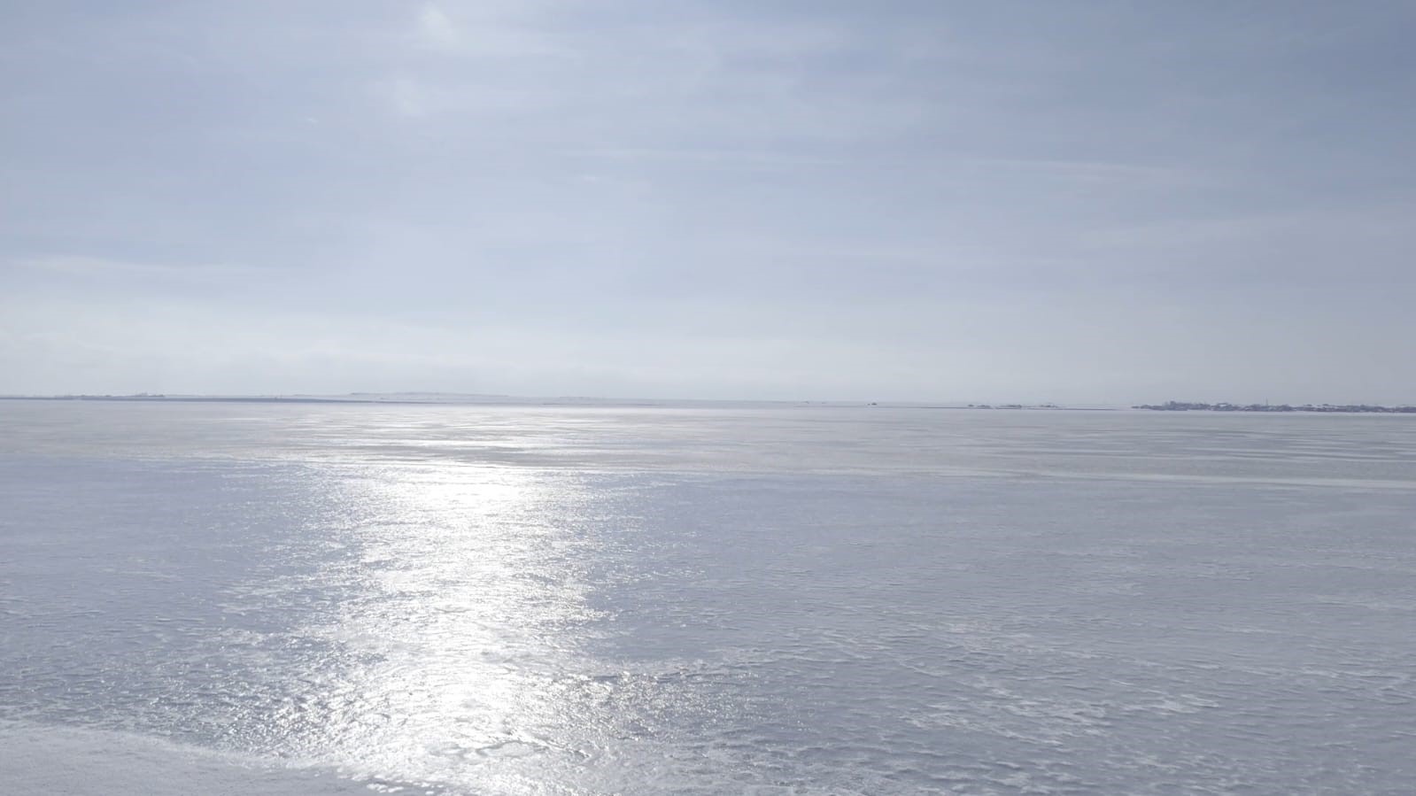 Kuş cenneti Arin Gölü kısmen dondu