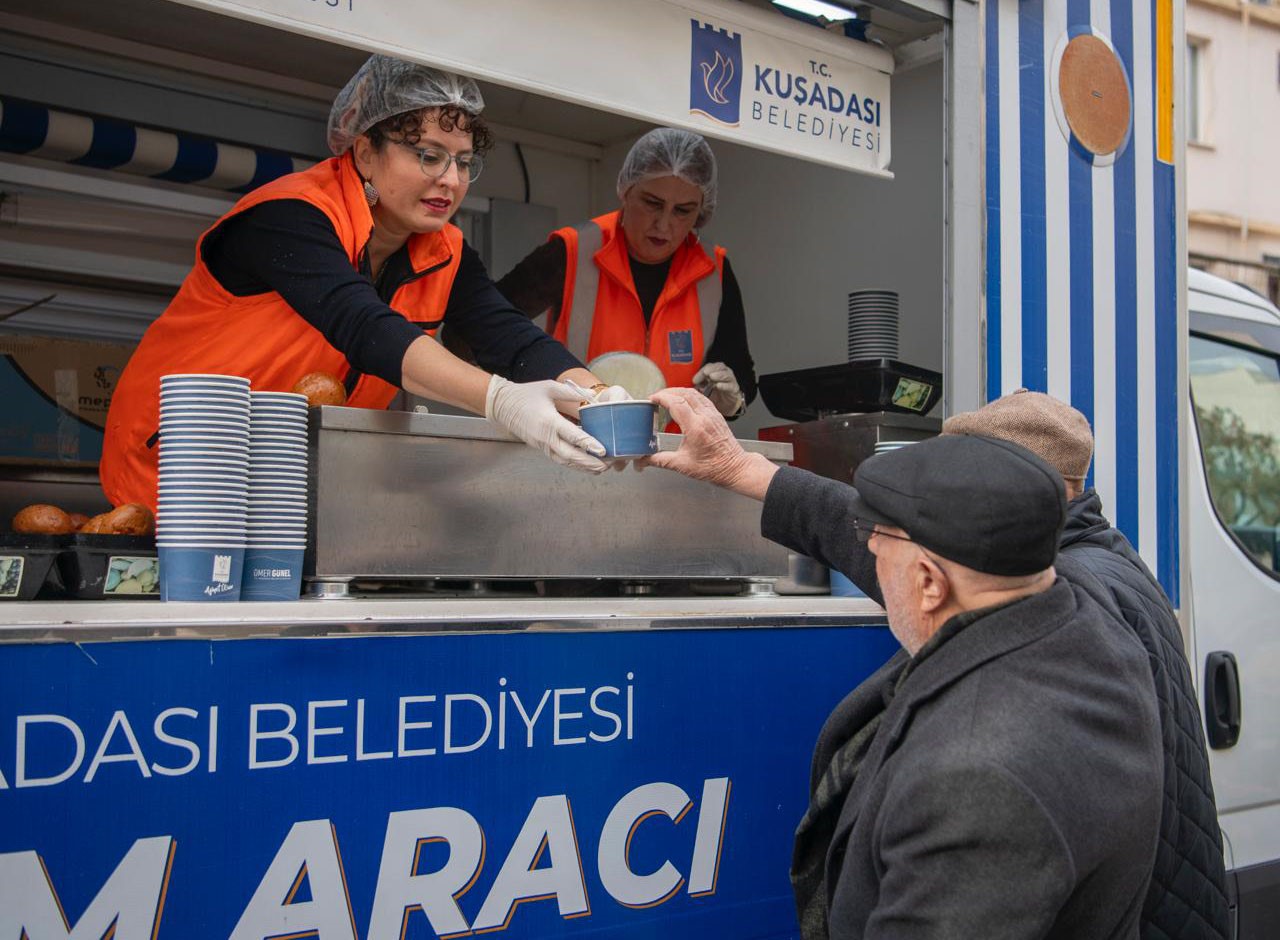 Kuşadası Belediyesi&rsquo;nin sıcak &ccedil;orba ikramı başladı
