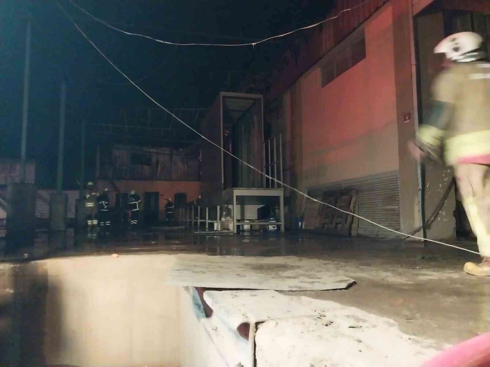 Narenciye paketleme fabrikası alevlere teslim oldu: 60 işçi tahliye edildi, 1 işçi öldü