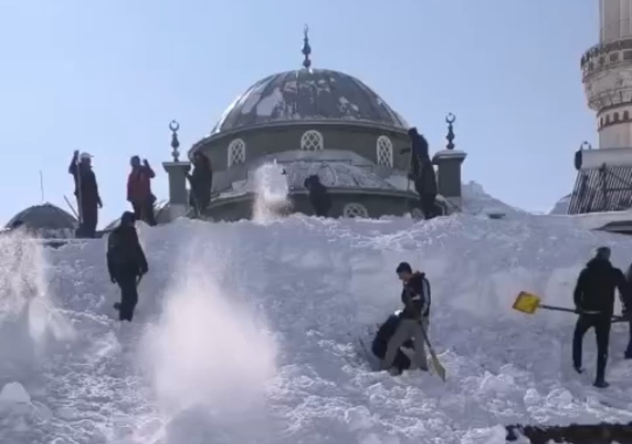 Yüksekova’da kar altında kalan cami ve evler imece usulü temizlendi