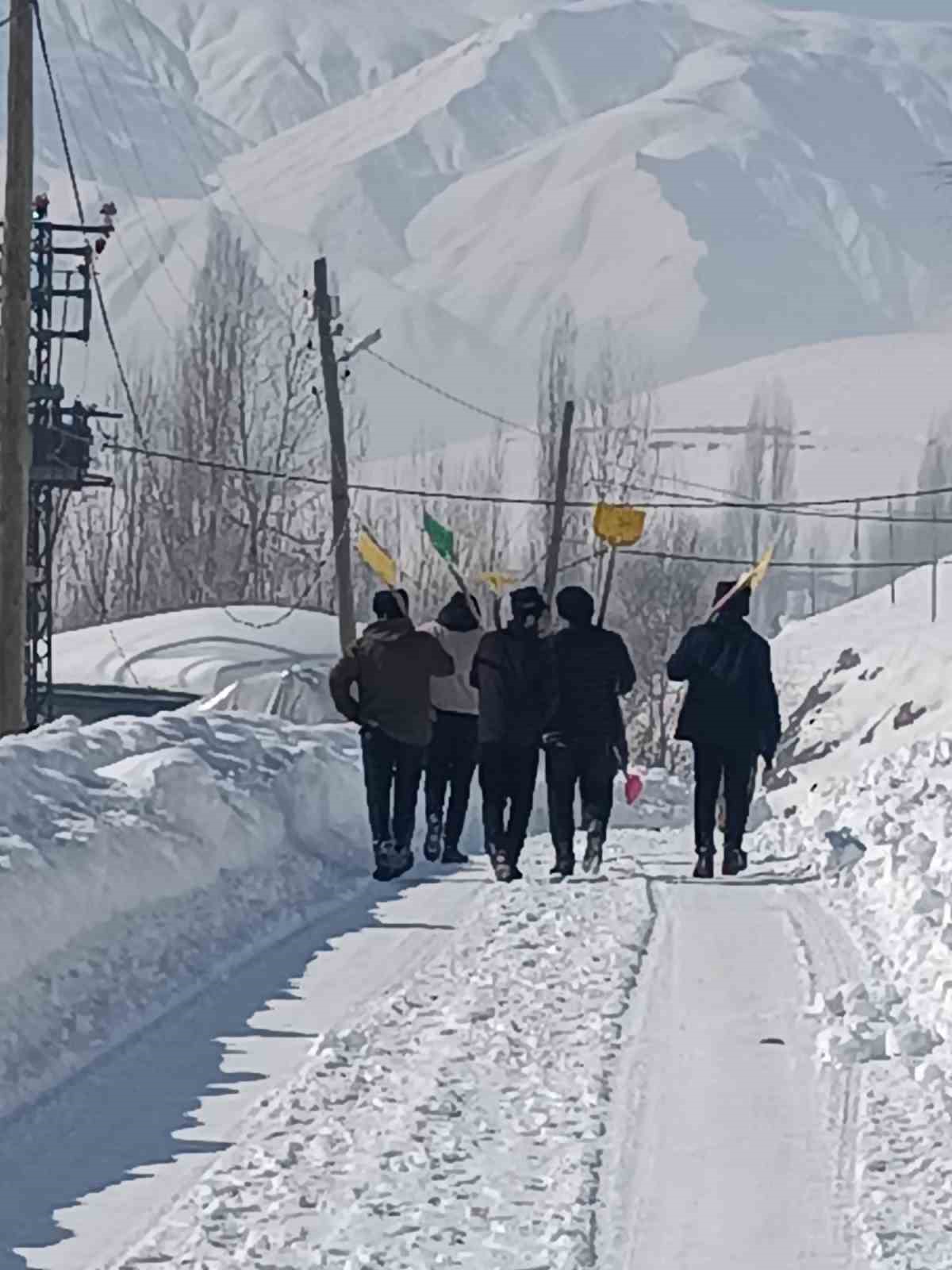 Y&uuml;ksekova&rsquo;da kar altında kalan cami ve evler imece usul&uuml; temizlendi
