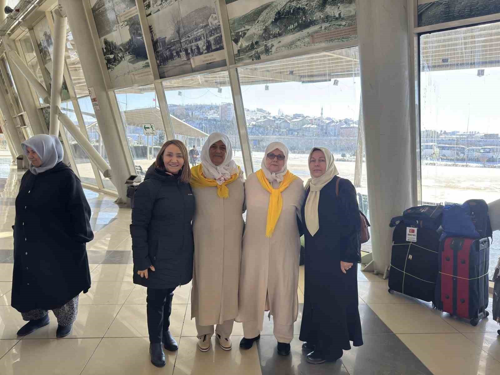 Başkan Tekin umre yolcularını dualarla uğurladı
