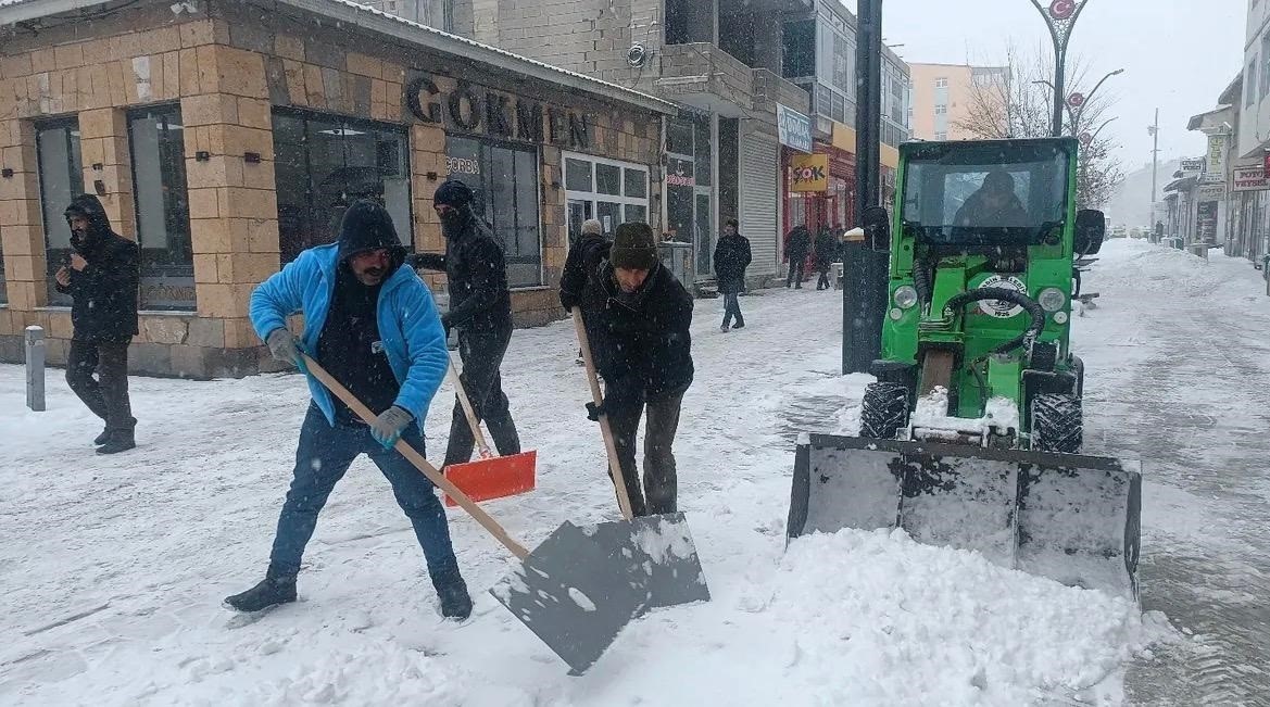 Diyadin’de karla mücadele çalışmaları devam ediyor