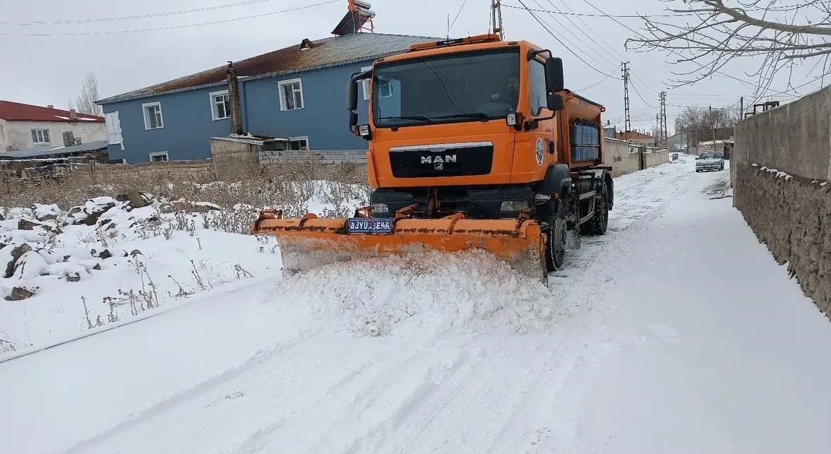 Diyadin’de karla mücadele çalışmaları devam ediyor
