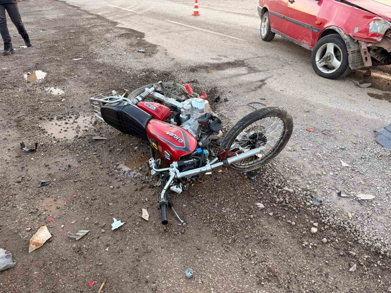 Hassa&rsquo;da otomobille &ccedil;arpışan motosikletin s&uuml;r&uuml;c&uuml;s&uuml; yaralandı
