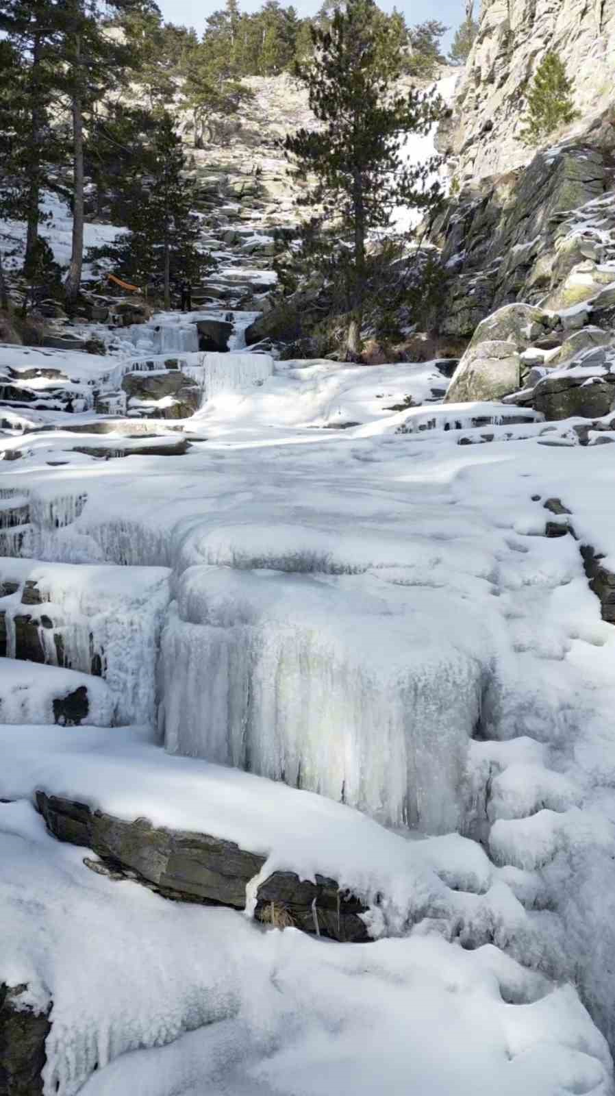 Kaz Dağları&rsquo;nda g&ouml;rsel ş&ouml;len; -12 derecede donan şelale b&uuml;y&uuml;ledi
