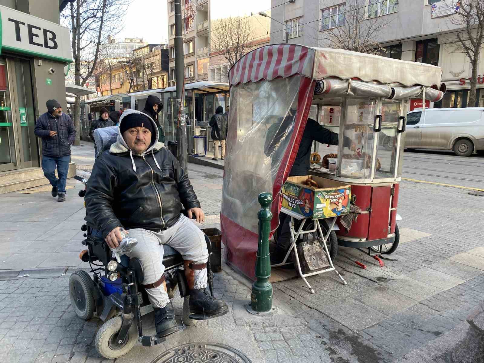 Yüzde 76 engeli olmasına ekmek parasını kazanmak için eksi 17 derecede simit satıyor