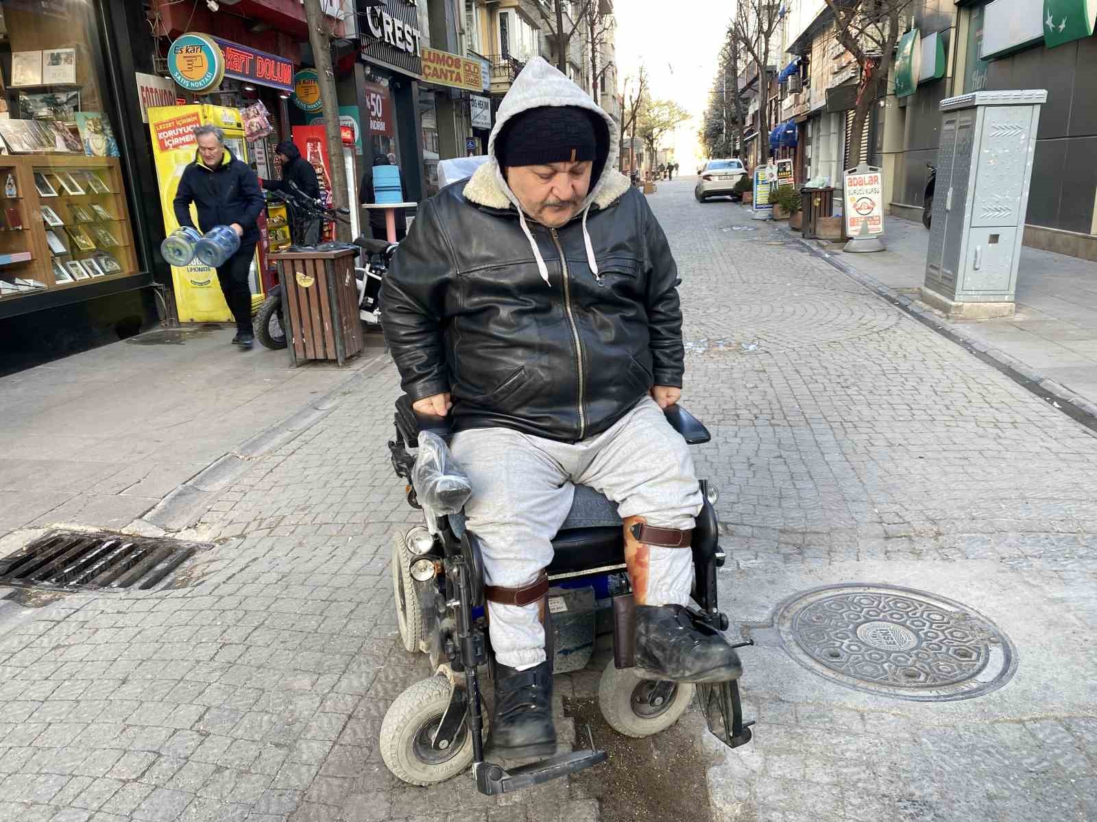 Y&uuml;zde 76 engeli olmasına ekmek parasını kazanmak i&ccedil;in eksi 17 derecede simit satıyor
