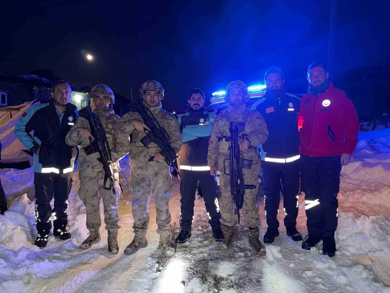 Sağlık ekipleri jandarma eşliğinde 1,5 kilometrelik yolu yürüyerek hastaya ulaştı