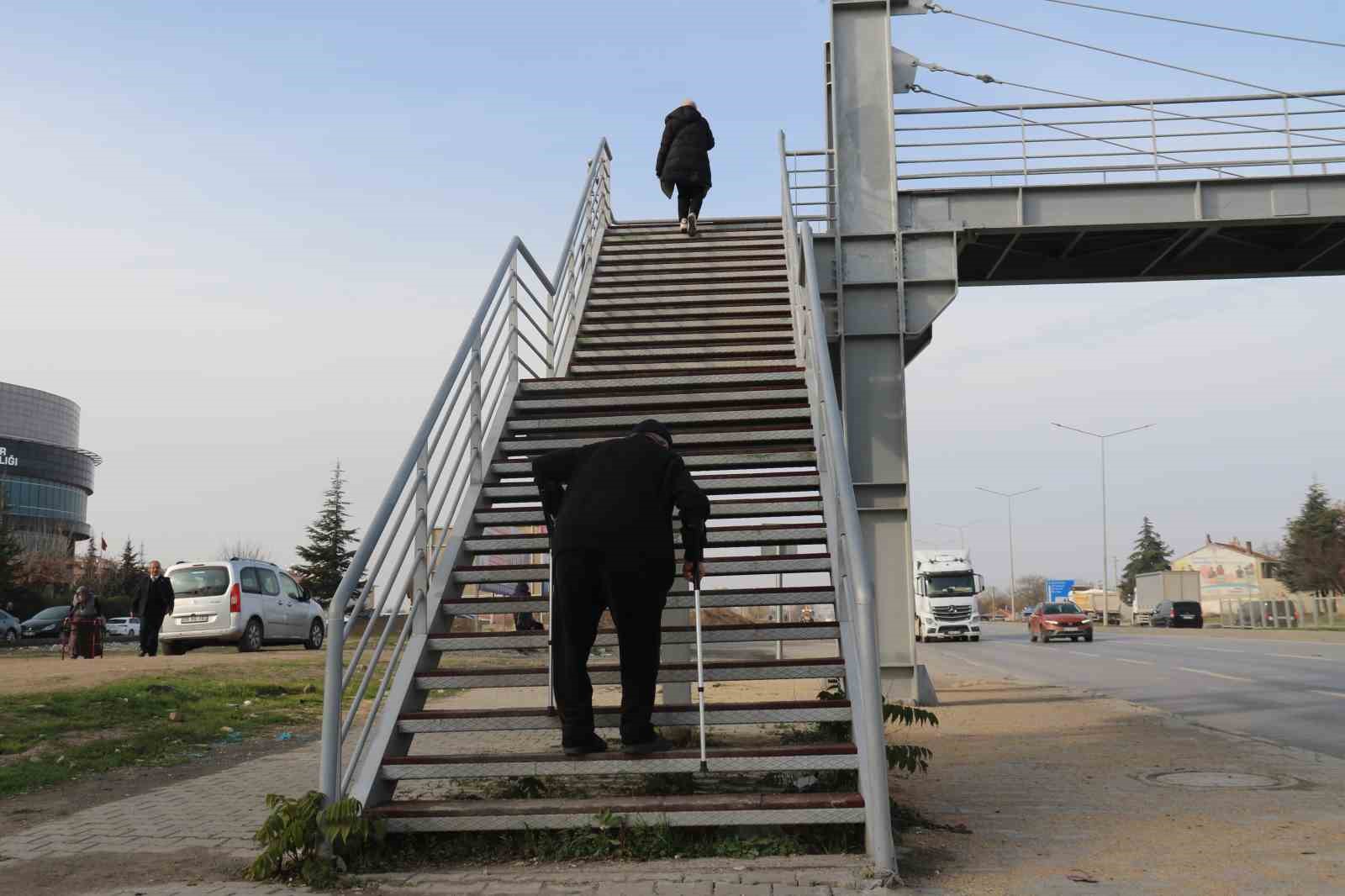 Ortasından çevre yolu geçen mahallede yaşlılar ve engelliler yolun karşı tarafına geçemiyor