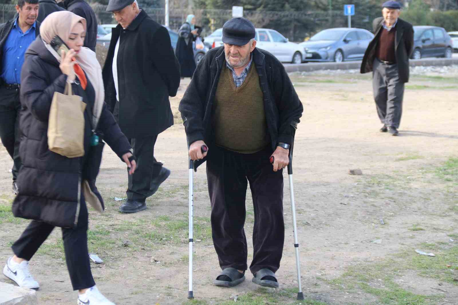 Ortasından &ccedil;evre yolu ge&ccedil;en mahallede yaşlılar ve engelliler yolun karşı tarafına ge&ccedil;emiyor
