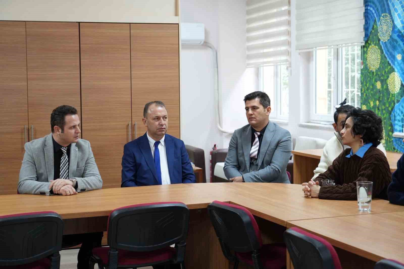 Muğla İl Milli Eğitim M&uuml;d&uuml;r&uuml; &ccedil;ay &ouml;ğrenci ve &ouml;ğretmenlerle bir araya geldi
