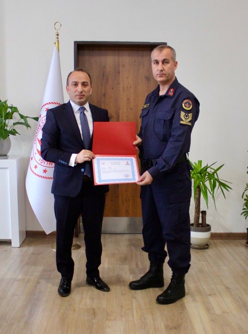 Çine Kaymakamı Erdoğan’dan jandarma personeline başarı belgesi