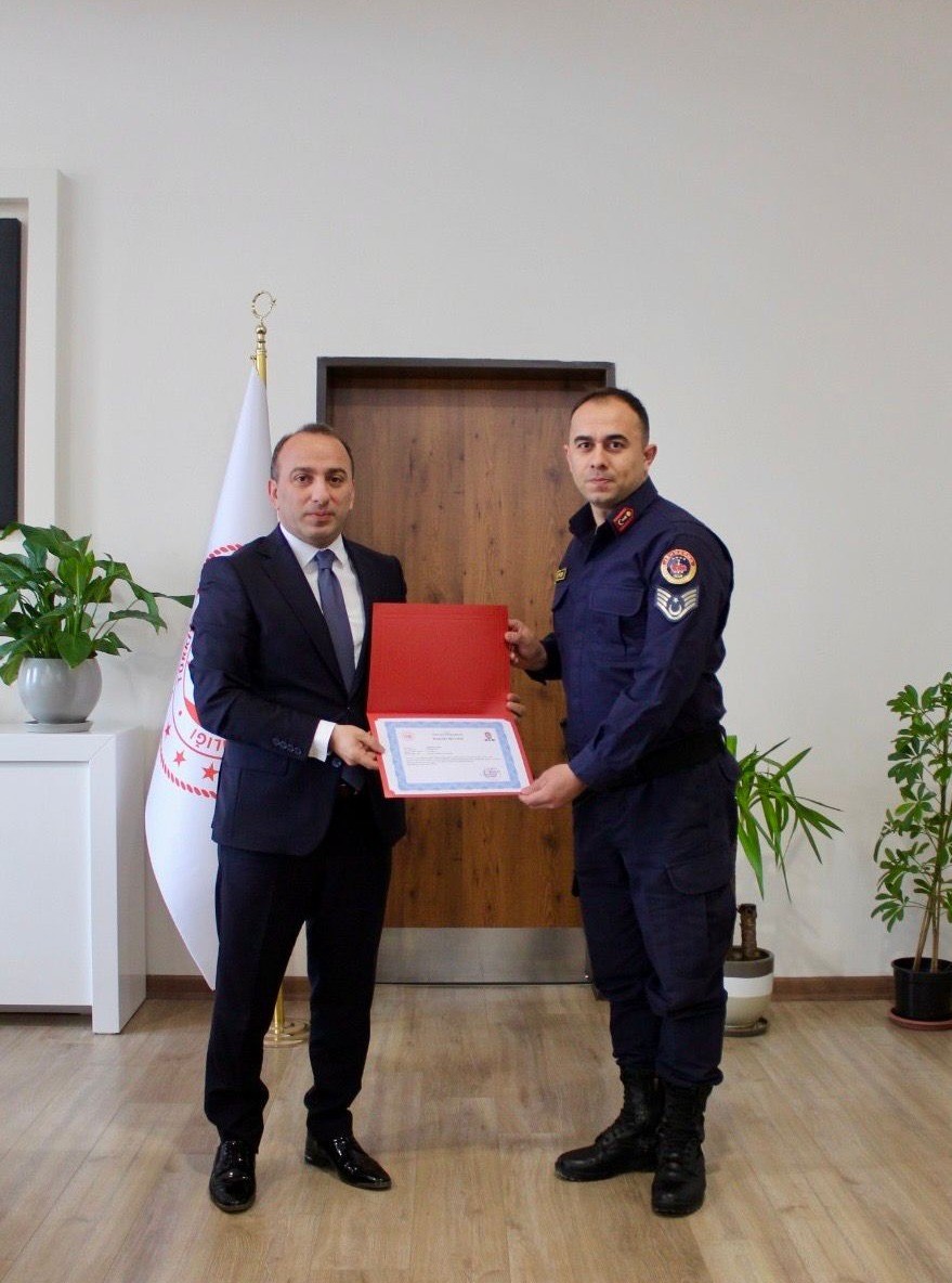 &Ccedil;ine Kaymakamı Erdoğan&rsquo;dan jandarma personeline başarı belgesi
