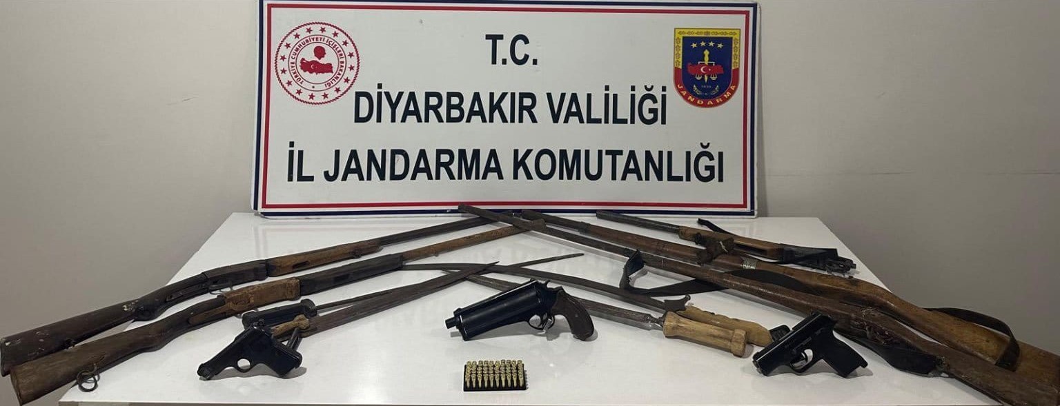 Jandarma operasyonunda çok sayıda silah ve kaçak malzeme ele geçirildi