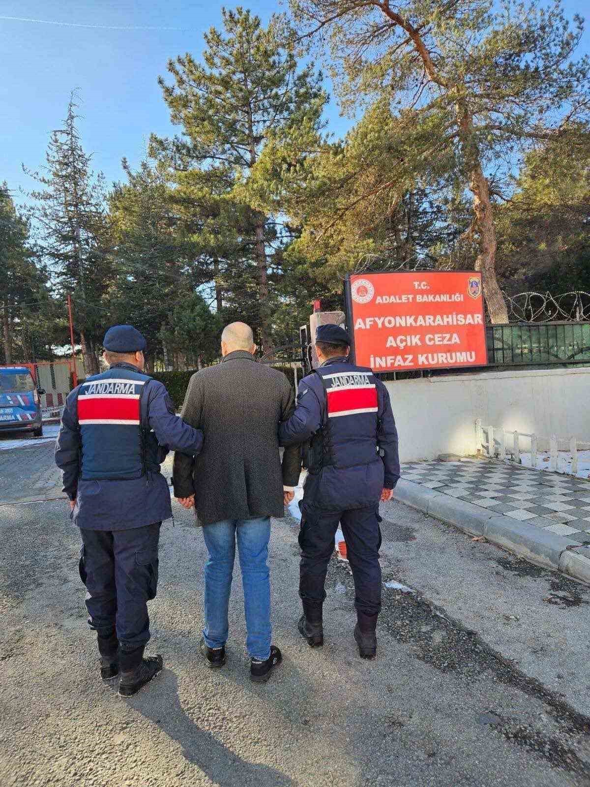 &Ccedil;eşitli su&ccedil;lardan aranan 24 kişiyi jandarma yakaladı
