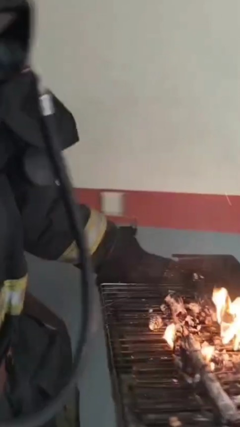 Yangın ihbarına gelen itfaiyeye evin i&ccedil;inde &rsquo;mangal&rsquo; s&uuml;rprizi
