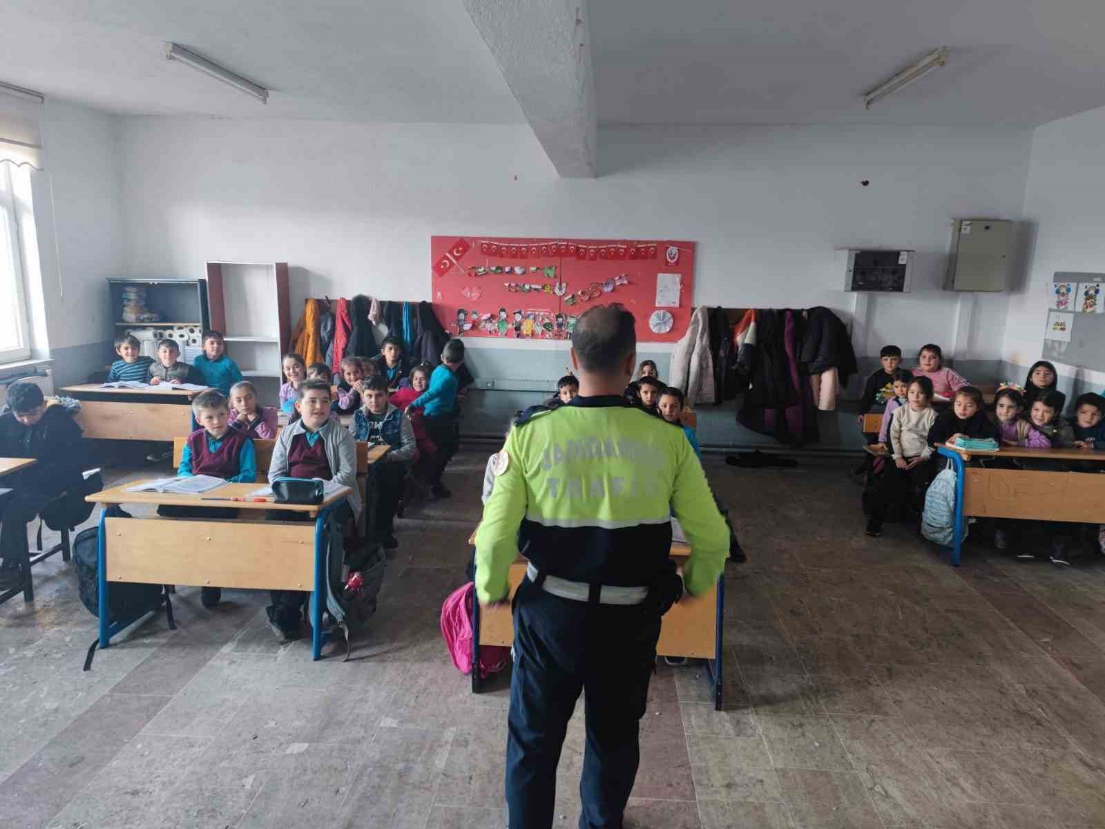 Jandarmadan öğrencilere trafik eğitimi
