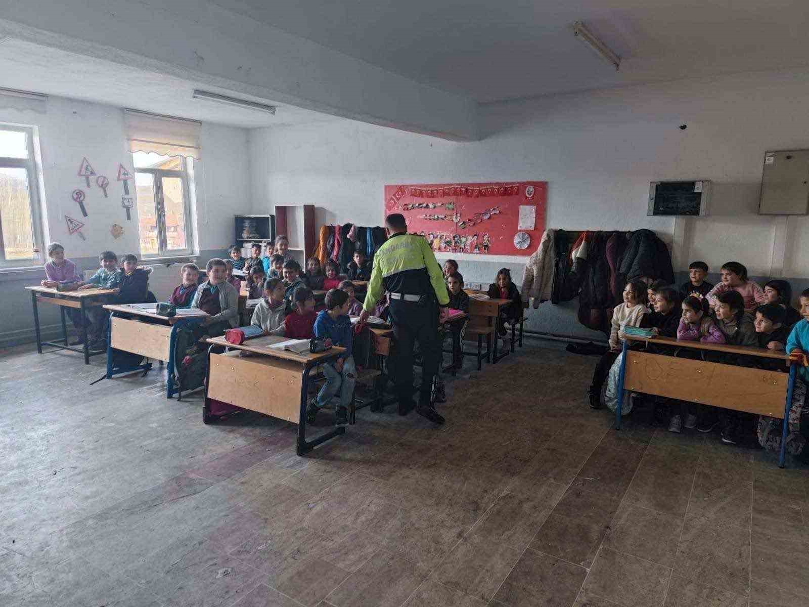 Jandarmadan &ouml;ğrencilere trafik eğitimi
