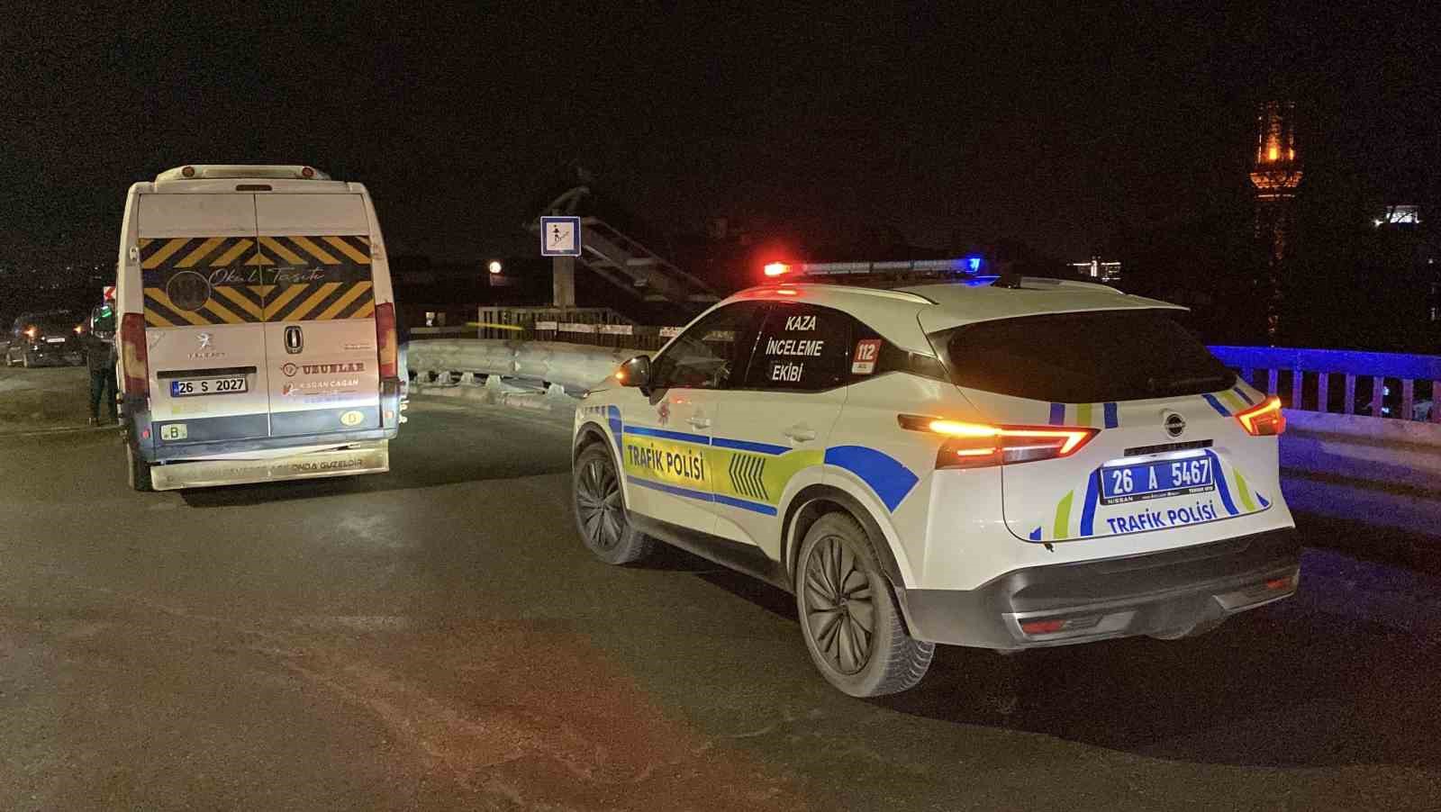 K&ouml;pr&uuml;de kayan otomobil &ouml;nce servis aracına, ardından bariyerlere &ccedil;arptı
