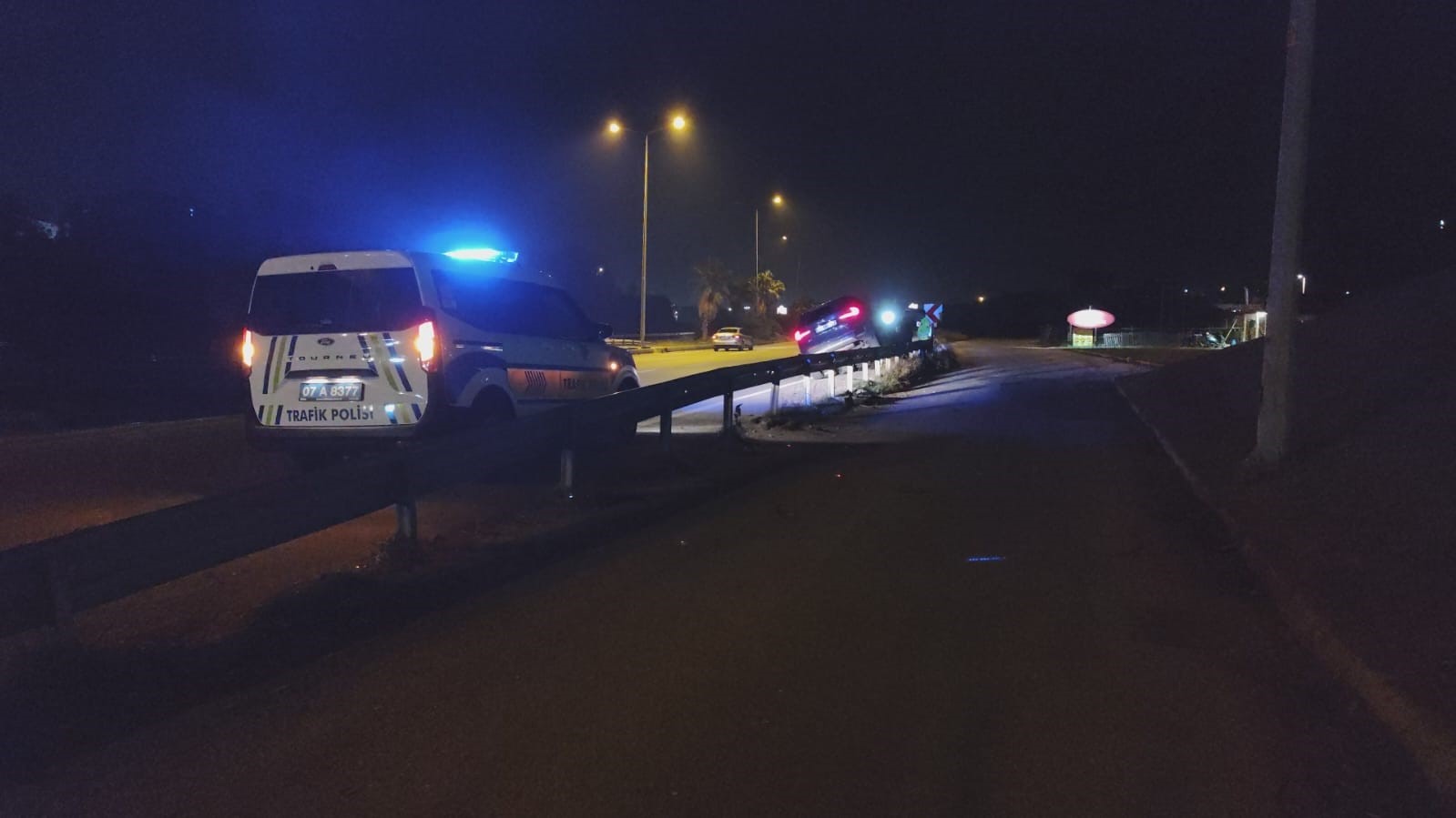 Antalya&rsquo;da kontrolden &ccedil;ıkan l&uuml;ks cip, bariyerlerin &uuml;zerinde asılı kaldı
