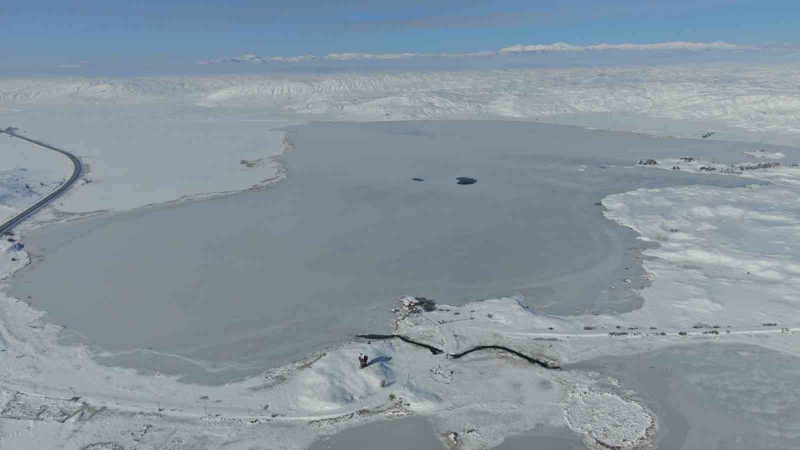 Efsanesi dilden dile dolaşan göl tamamen dondu