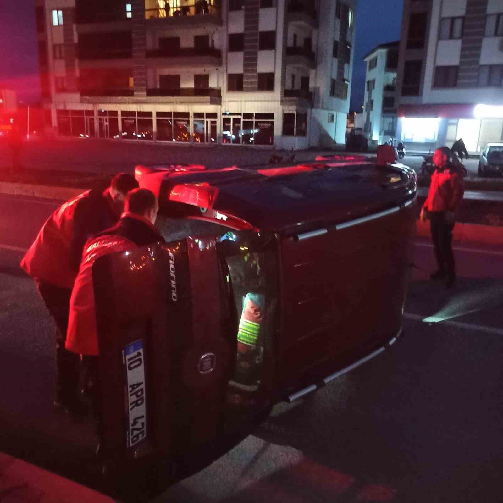 G&ouml;me&ccedil;&rsquo;te devrilen ticari ara&ccedil;taki 1 kişi yaralandı
