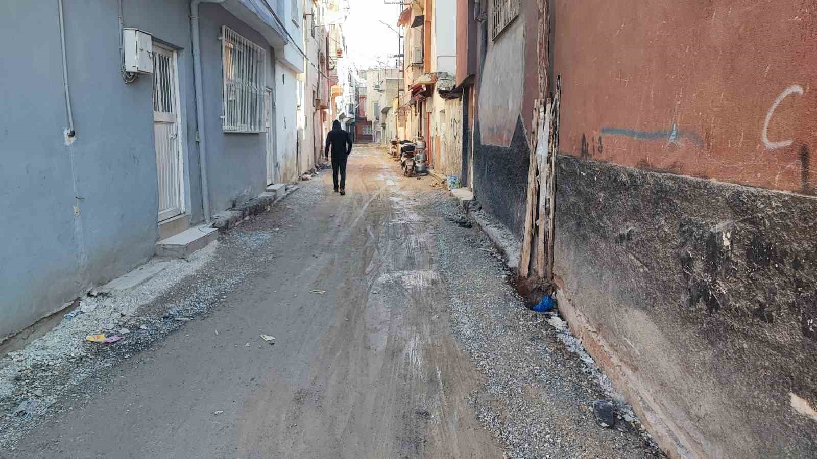 Yollar köstebek yuvasına döndü, mahalleli isyan etti 