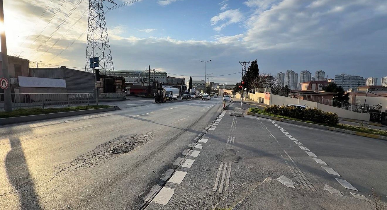 Başakşehir’de tırın altında kalan motosiklet sürücüsü ölümden döndü