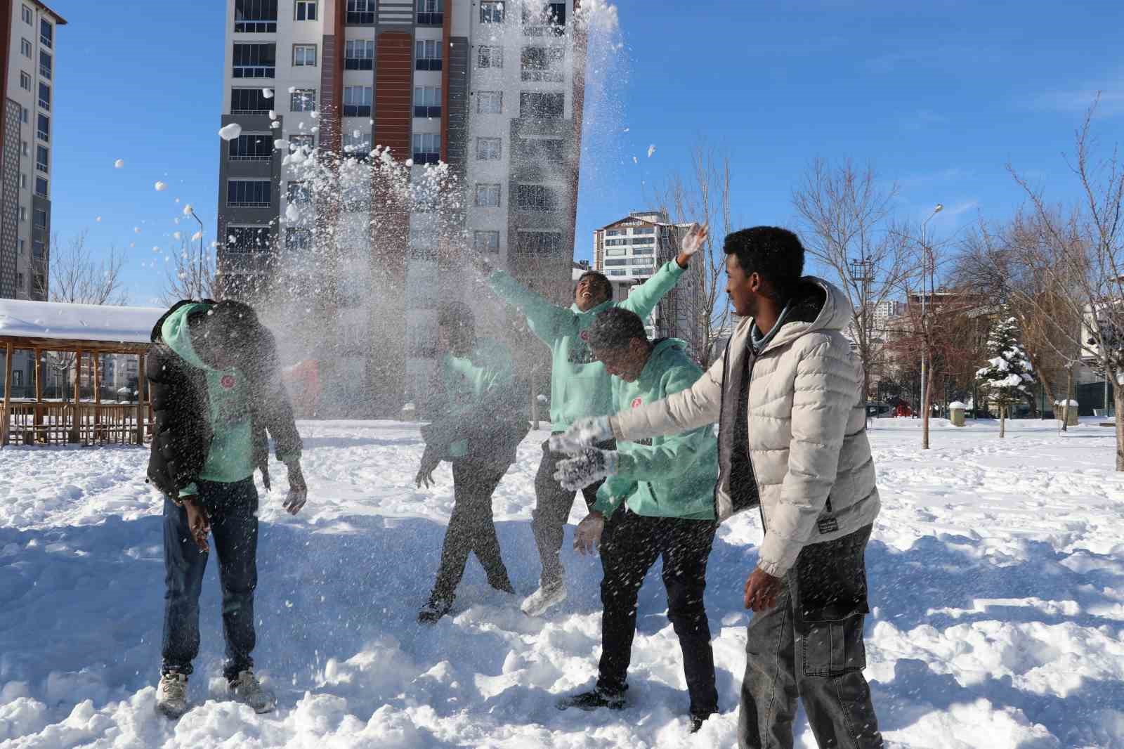 İlk kez karla tanışan Afrikalı öğrenciler doyasıya eğlendi