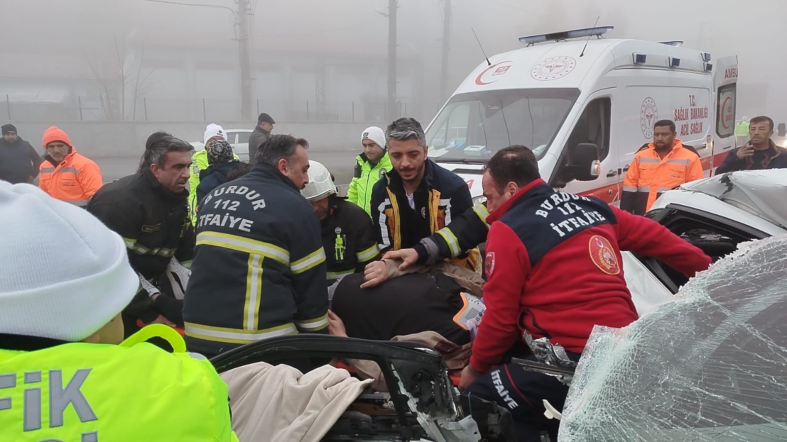 Burdur’da yoğun siste zincirleme kaza: 1’i ağır 2 yaralı