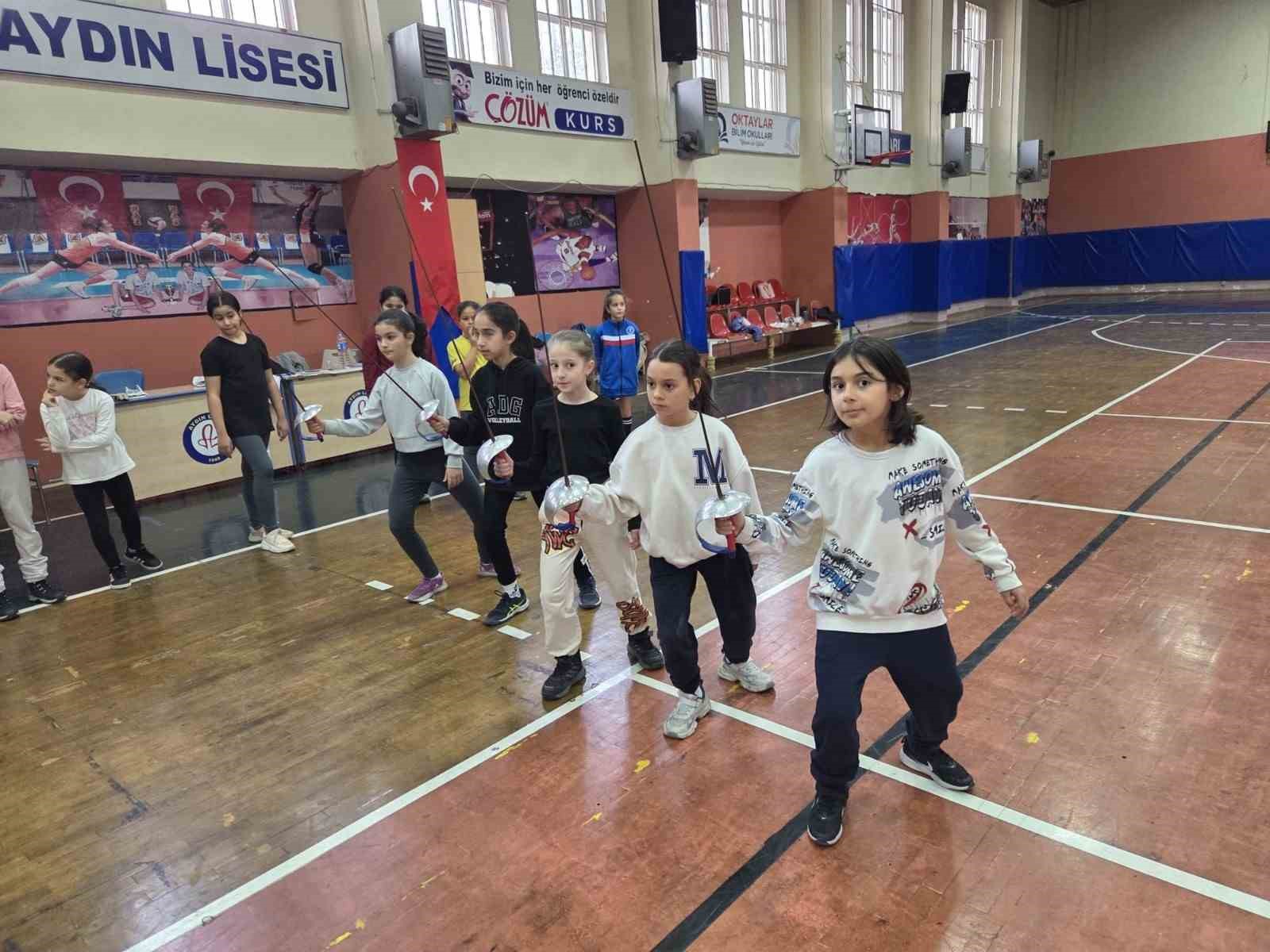 Geleceğin sporcuları için antrenmanlar devam ediyor
