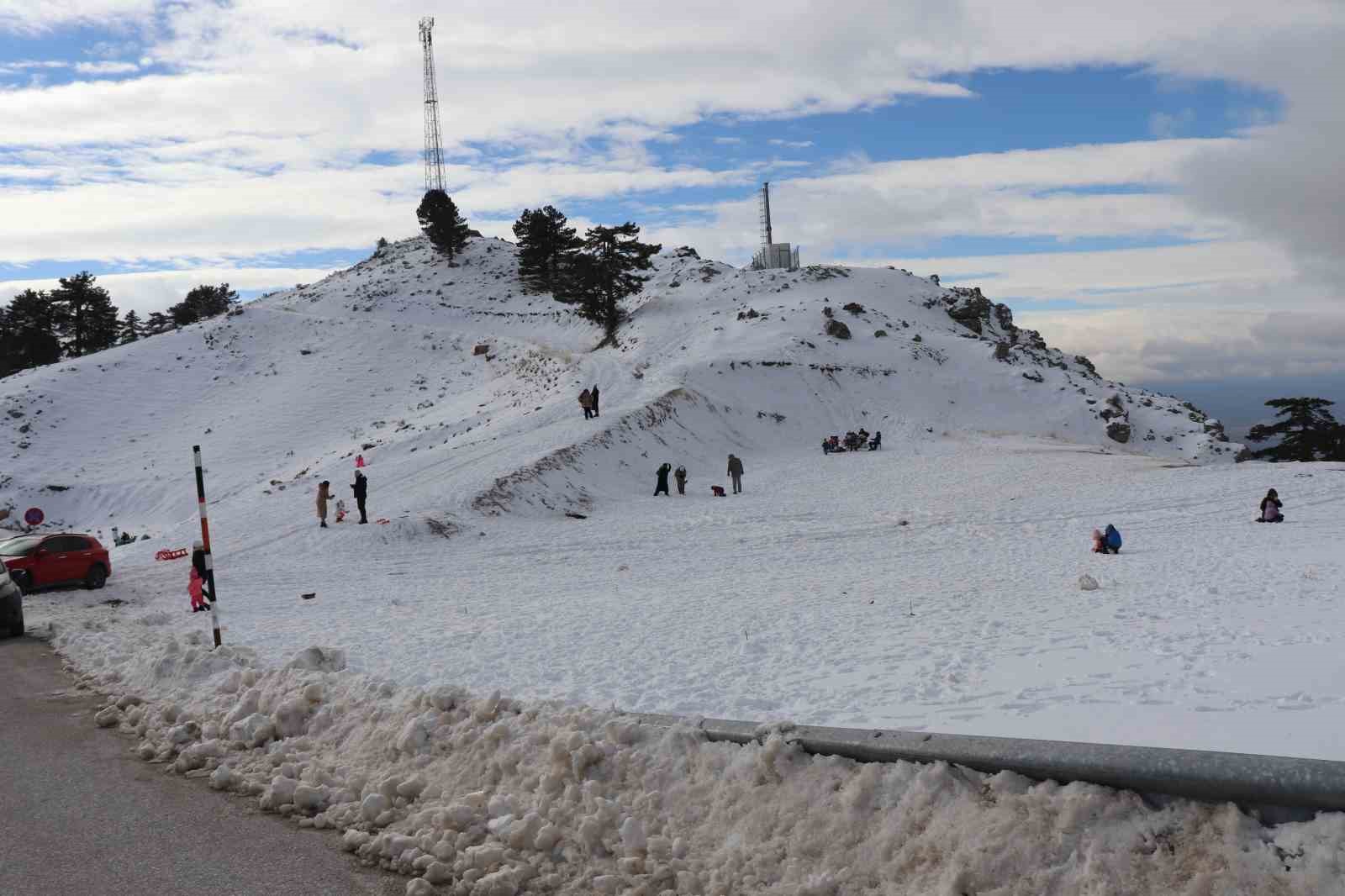 Denizli Nikfer Kayak Merkezi’nde yoğunluk erken başladı