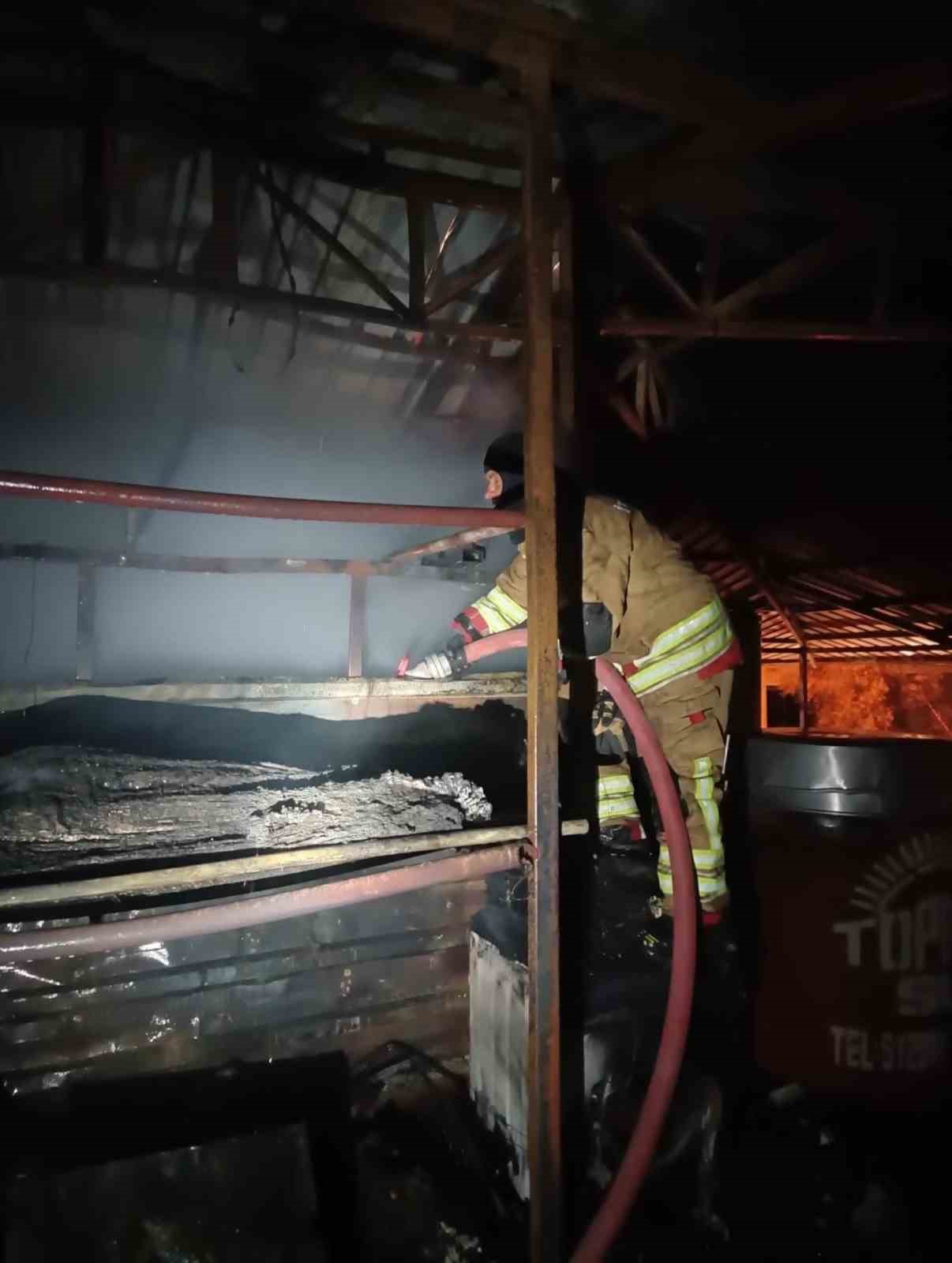 Samandağ&rsquo;da odunluk yangını
