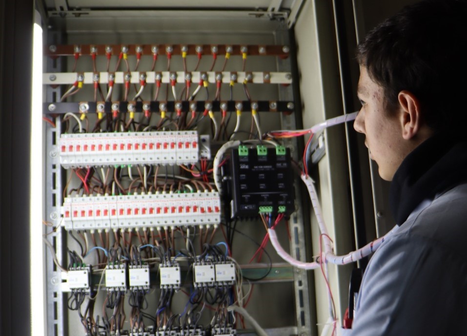 Öğrencilerden enerji tasarrufu sağlayan sistem