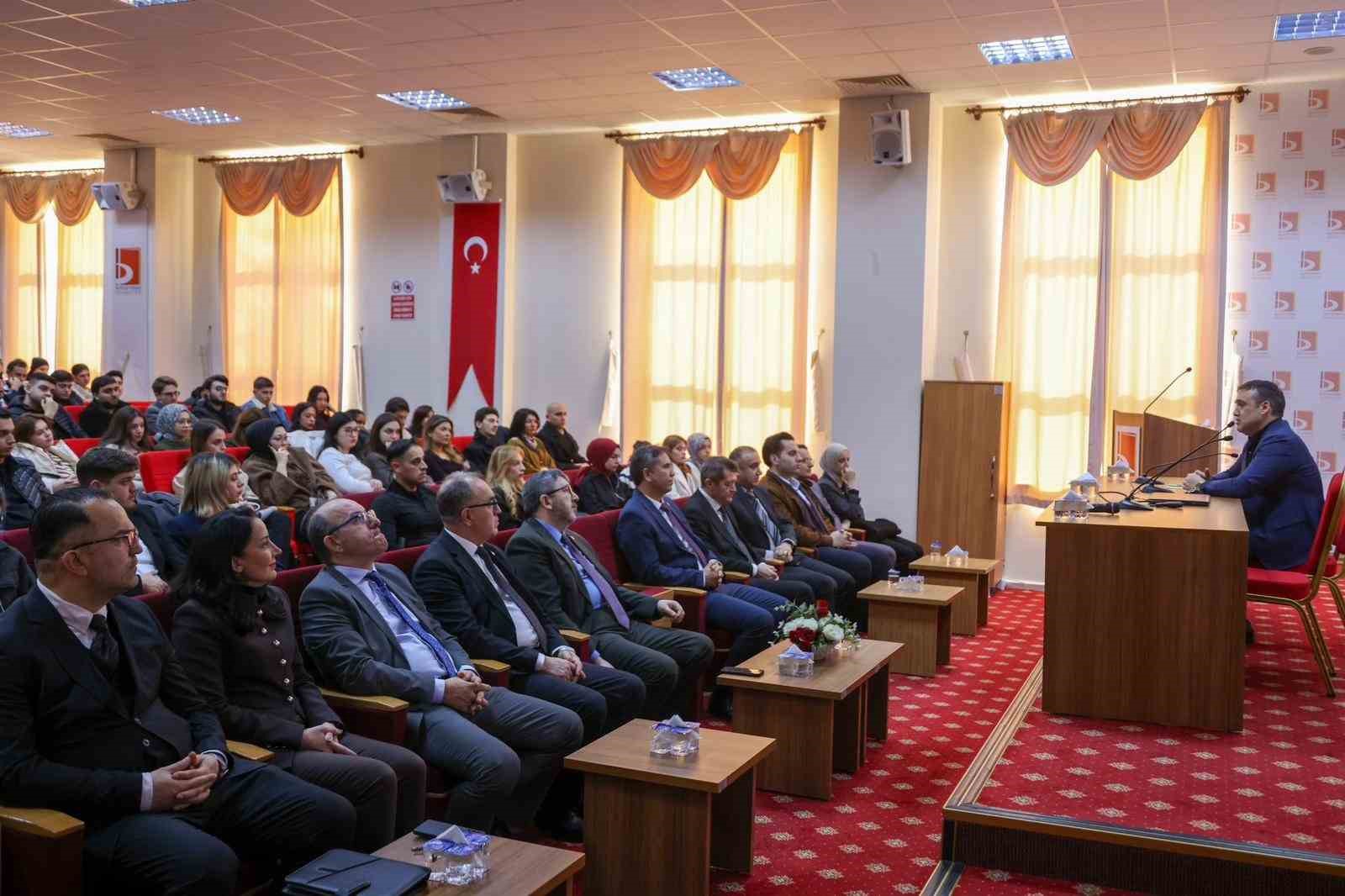 Vali Sözer, ’Kariyerim Mülkiye’ etkinliğinde üniversite öğrencilerle buluştu