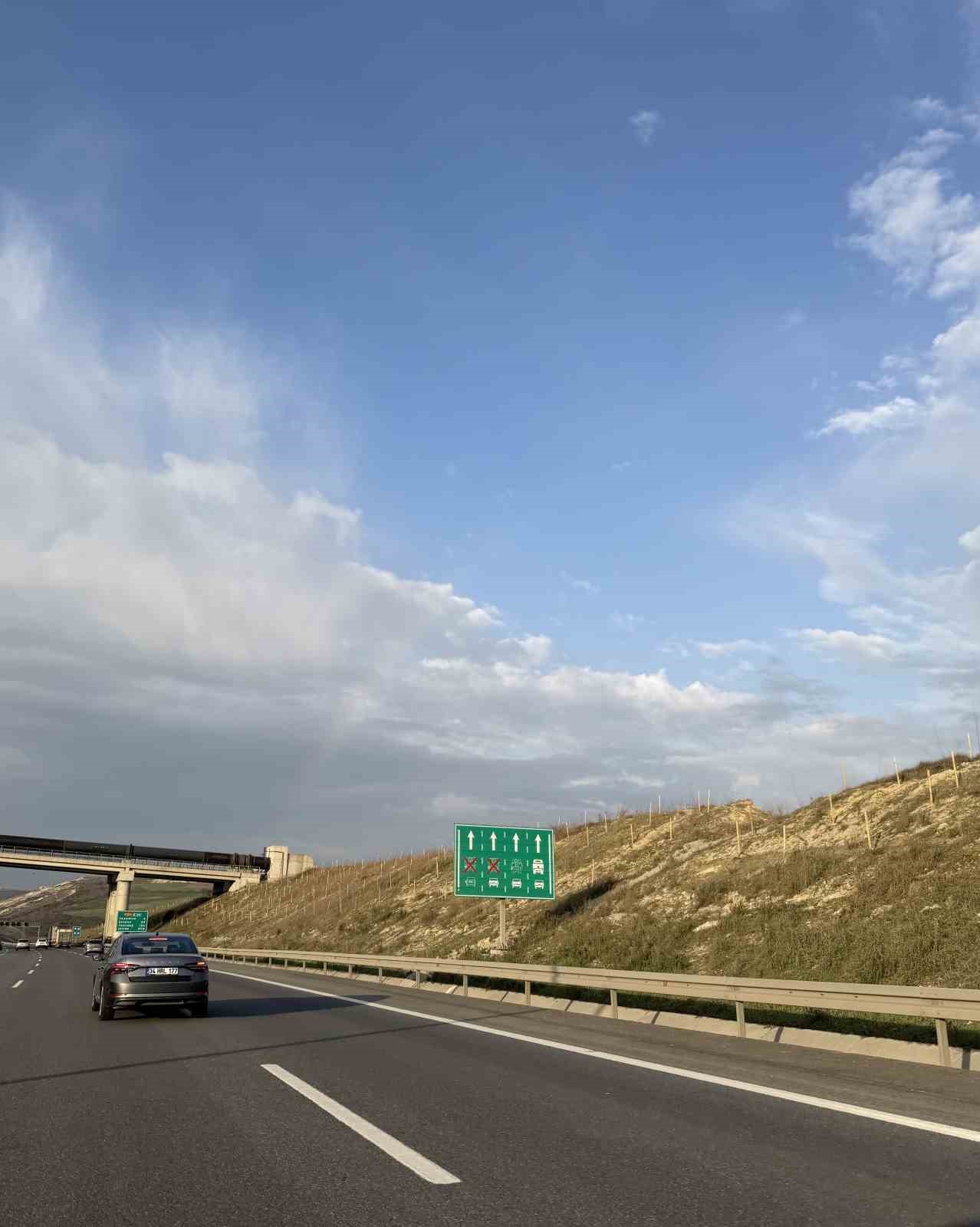 İstanbul&rsquo;da g&ouml;kkuşağı trafikte g&ouml;rsel ş&ouml;len oluşturdu
