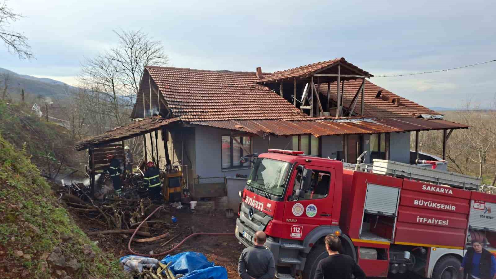Muhtemel faciayı itfaiye önledi: Odunluktaki yangın eve sıçramadan söndürüldü