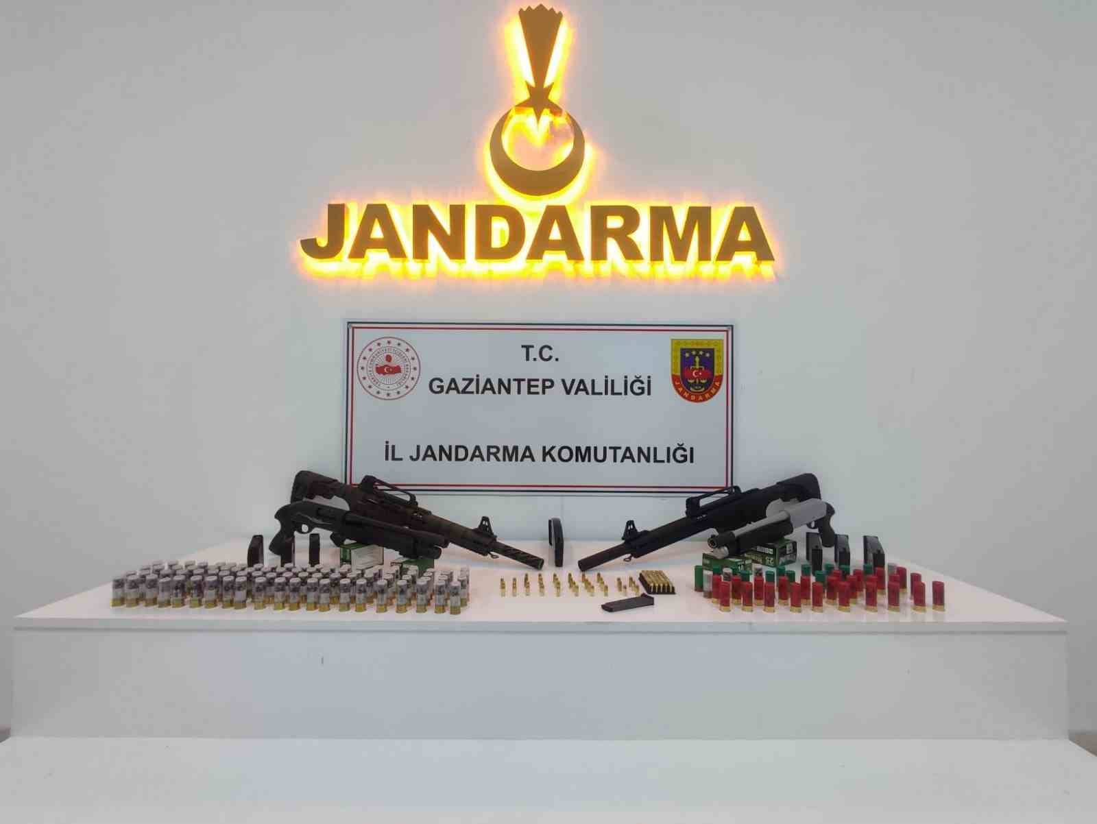 Gaziantep&rsquo;te uyuşturucu ve ka&ccedil;ak&ccedil;ılığa darbe: 17 tutuklama
